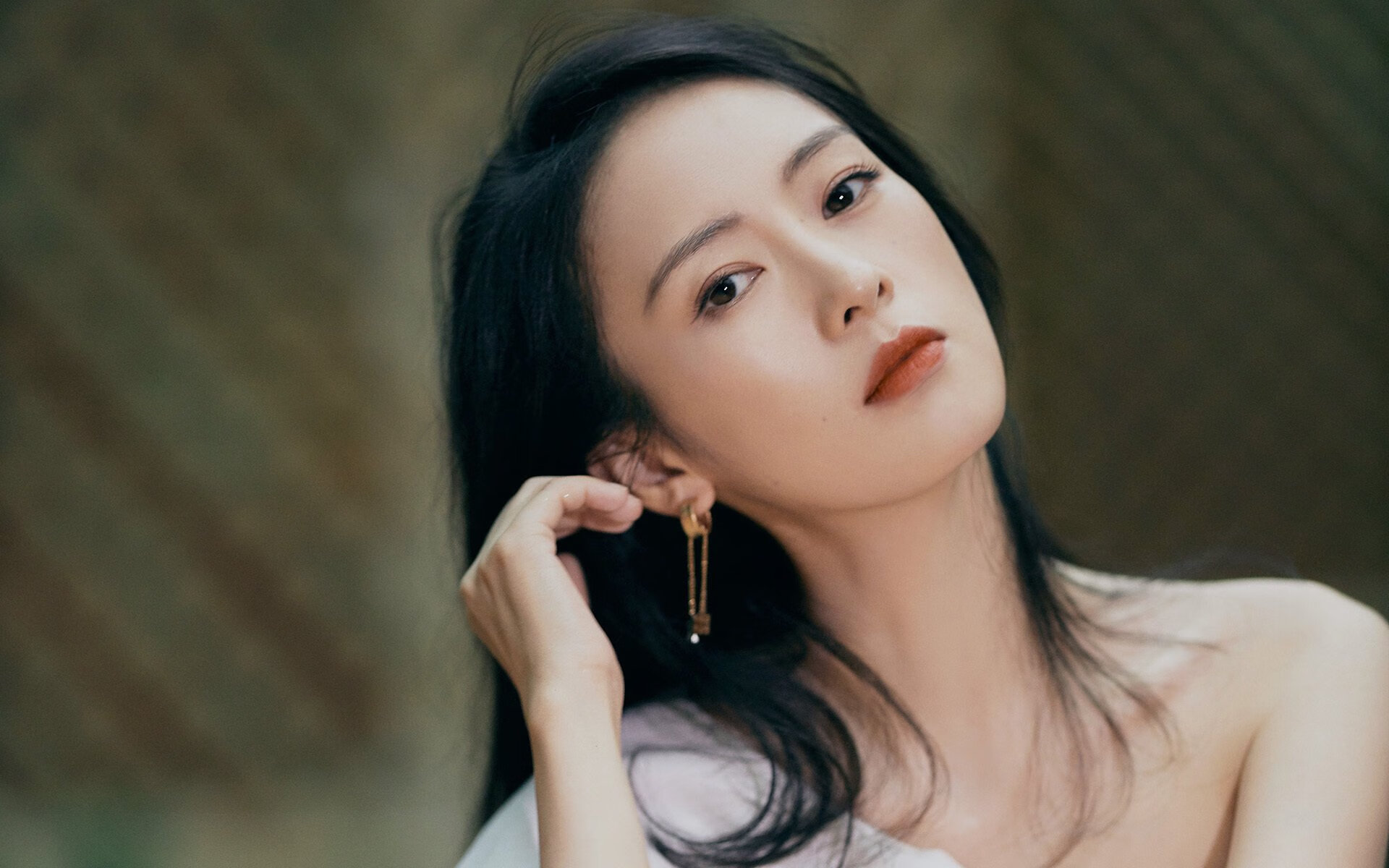 爱游戏-媒体记者深入更衣室采访呈现赛后第一时间真实情绪，更衣室失踪事件应该是真的