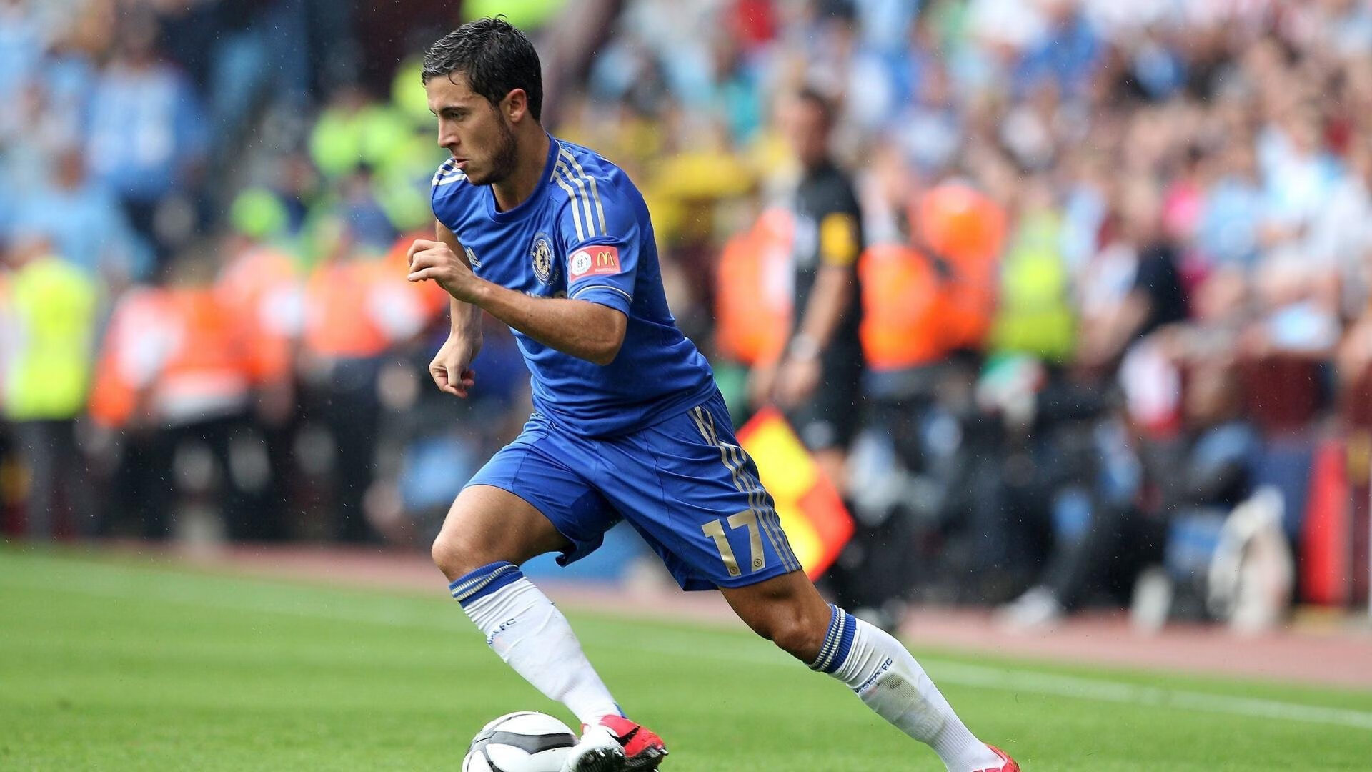 _温暖瞬间：运动员赛后帮助对手站起来_，运动员受伤后继续比赛的精神